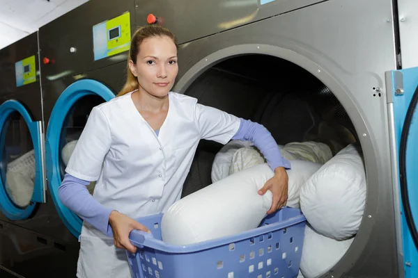 Felice dipendente donna con cesto della lavanderia — Foto Stock