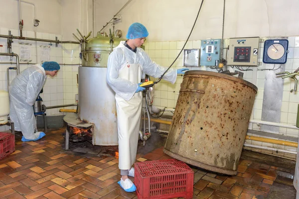 Opheffing van een roestige container — Stockfoto