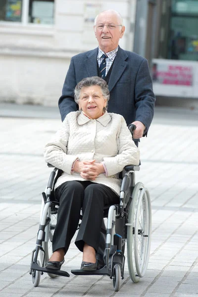 Пожилая пара в инвалидном кресле — стоковое фото