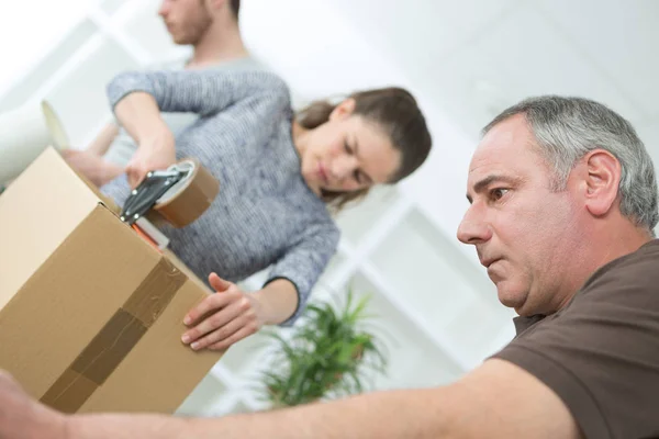 Familj flytta in i nya hem — Stockfoto