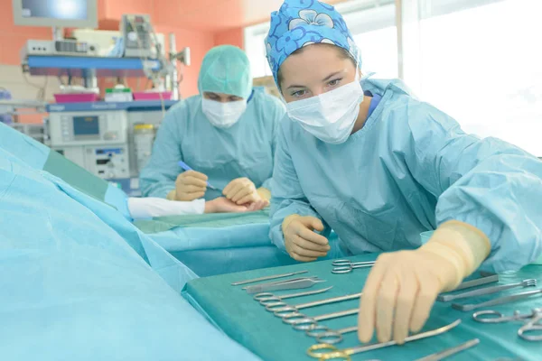 Kirurgen holding pincett och kirurg — Stockfoto