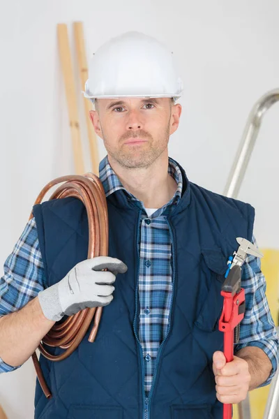 Работник с проводами Купера в руке — стоковое фото