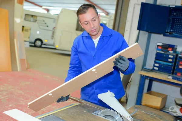 Trabajador mirando madera — Foto de Stock