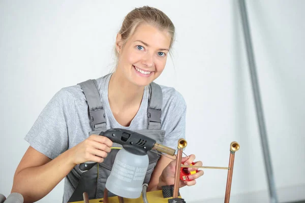 Lady using blow torch — Stock Photo, Image