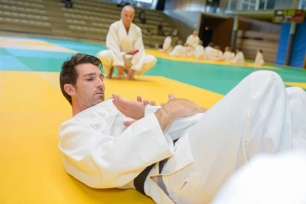 Homens fazendo artes marciais — Fotografia de Stock