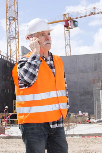 Старший инженер-строитель на открытом воздухе на строительной площадке — стоковое фото