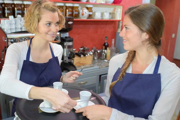 Coffee House üniformalı çalışma iki garson kızlar — Stok fotoğraf
