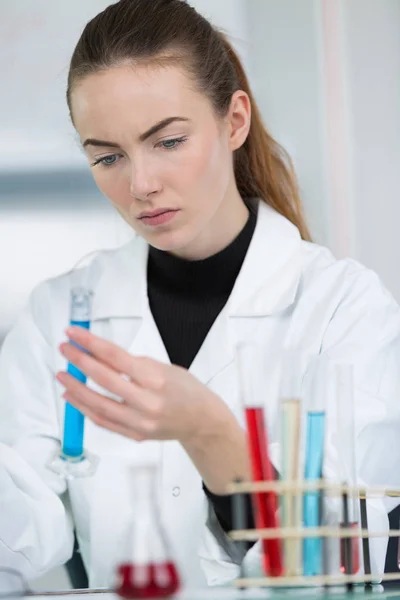 Jonge vrouwelijke lab technicus werkt op sommige monsters — Stockfoto