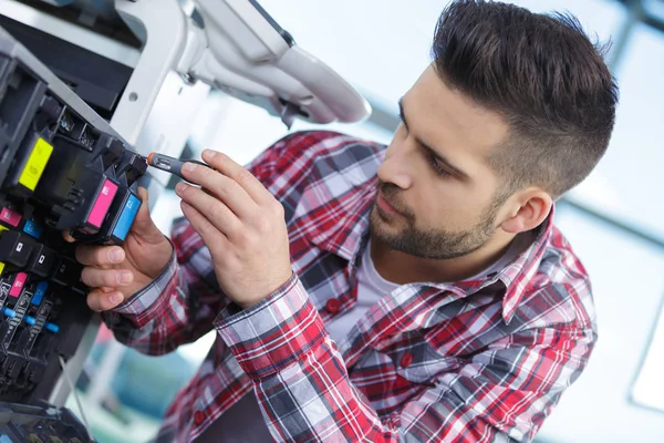 Techniker repariert Fotokopierer — Stockfoto