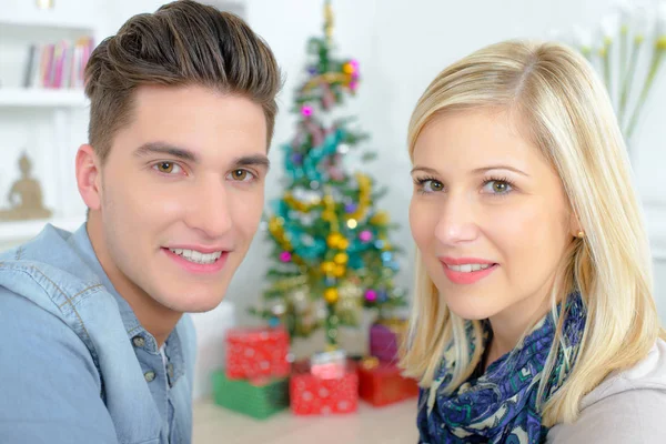 Junges Paar zu Weihnachten — Stockfoto