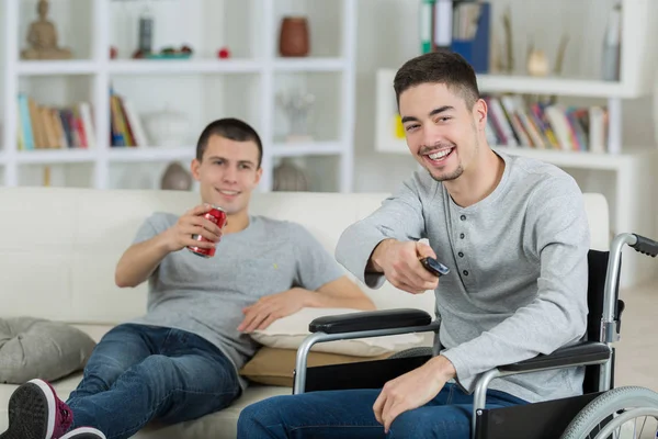 Tieners hebben goede tijd samen op huis is uitgeschakeld — Stockfoto