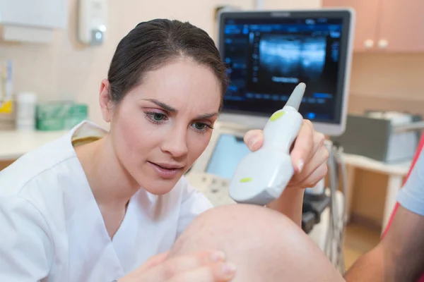 Médico realizando ultrasonido y ultrasonido — Foto de Stock