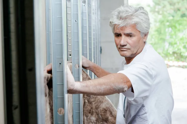 Uomo facendo muro e vecchio — Foto Stock