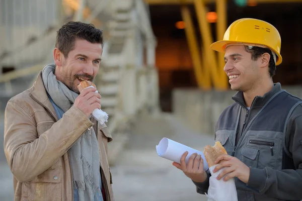 Construtores que têm uma pausa para o almoço — Fotografia de Stock