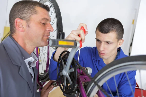 Bicicleta mecânica aprender a consertar uma bicicleta — Fotografia de Stock