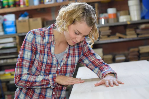 Vrouwelijke timmerman en vrouwen — Stockfoto