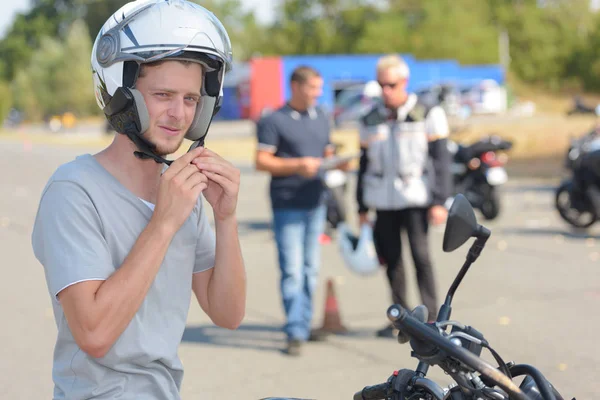 Uomo mettendo il suo casco — Foto Stock