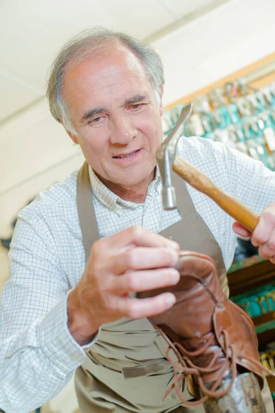 Cobble hamering the sole of a shoe — Stock Photo, Image