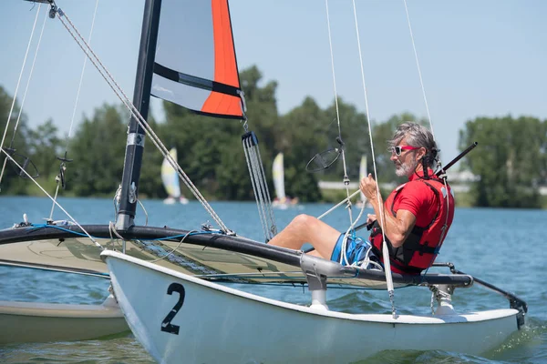 Hombre en velero —  Fotos de Stock