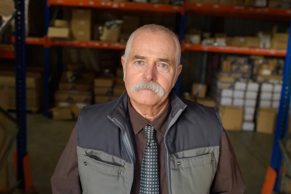 Retrato de trabalhador sênior em armazém — Fotografia de Stock