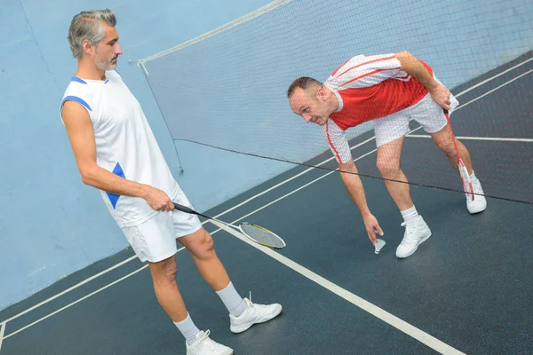 Plocka de badmintonbollen och badminton — Stockfoto