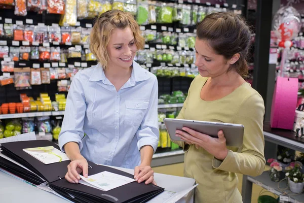 Kvinnliga säljaren och kunden i en butik — Stockfoto