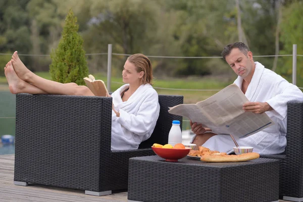 Coppia in accappatoi che fa colazione sulla terrazza — Foto Stock