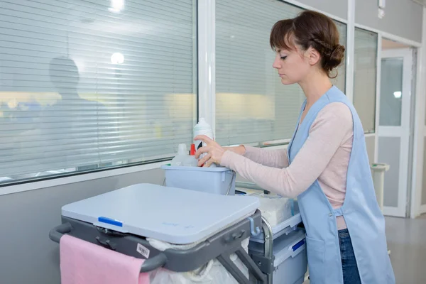 Trabajadores de servicios de limpieza y mujeres —  Fotos de Stock