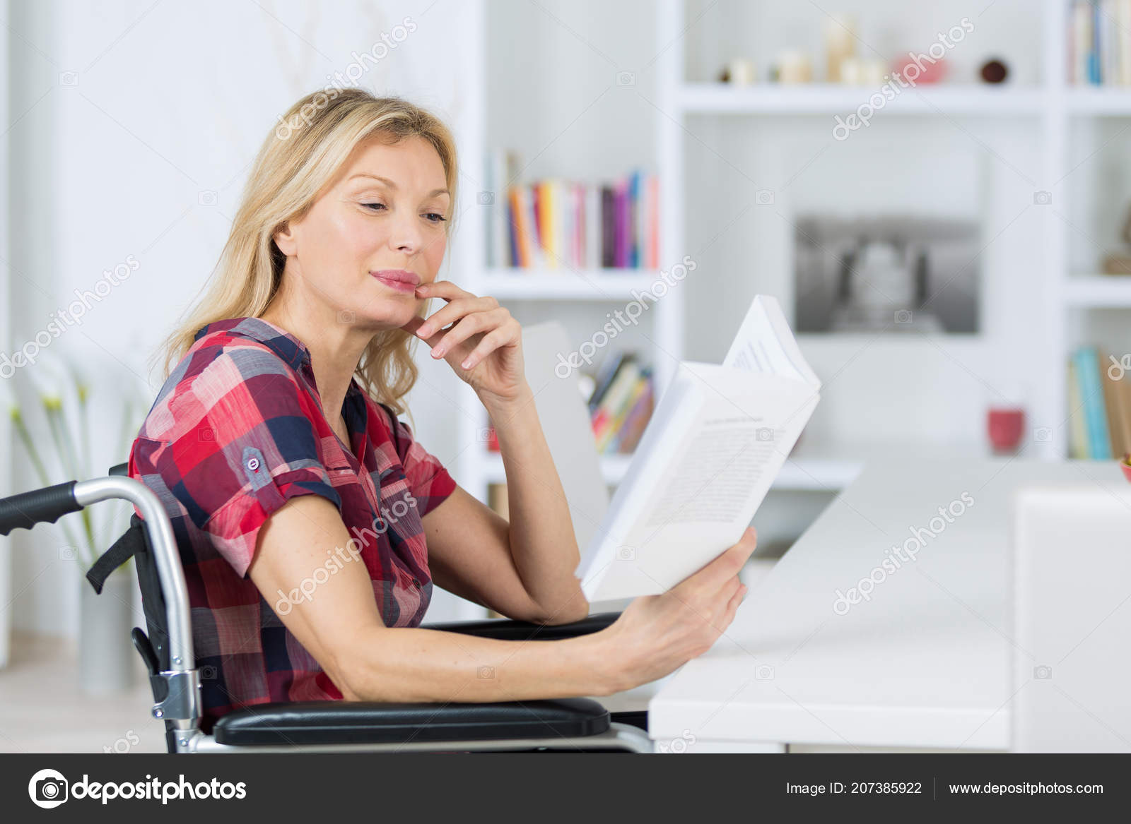 Schone Mittelalter Frau Im Rollstuhl Lesen Zu Hause Stockfoto