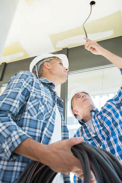 Installation der elektrischen Anschlussdose an der Decke — Stockfoto