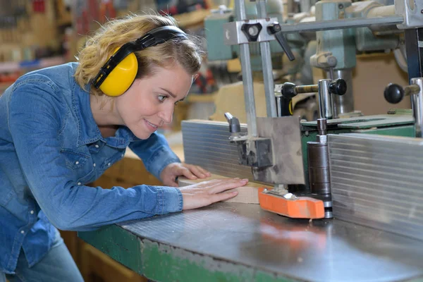 Carpintero femenino en taller —  Fotos de Stock