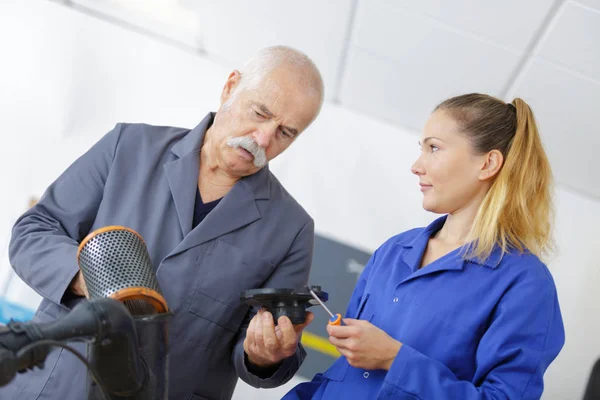 Feminino mecânico e professor segurando carro filtro de ar — Fotografia de Stock