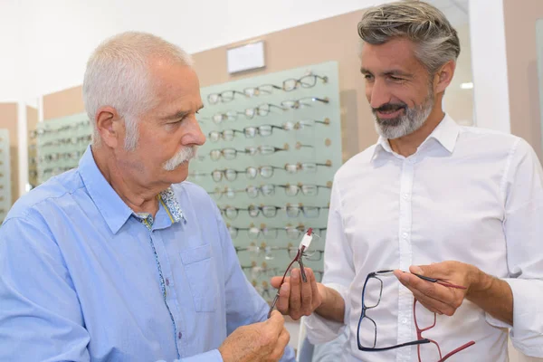 Homem sênior tentando novos óculos em — Fotografia de Stock