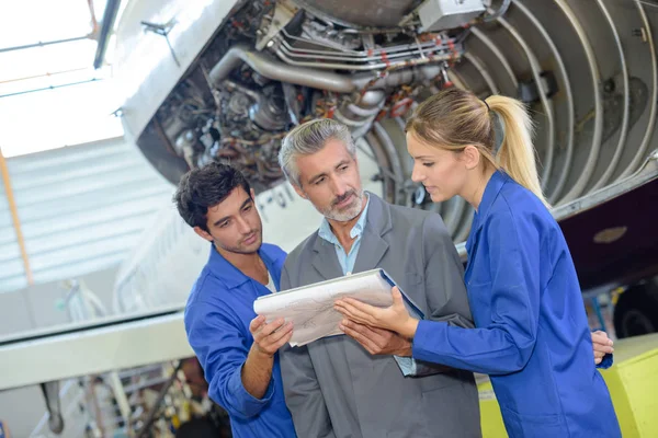 Metallbau-Lehrling in der Metallurgie-Ausbildung — Stockfoto