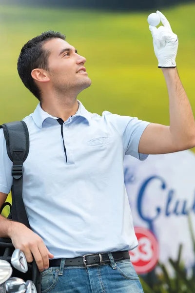 Golfer houden van de bal en de golfclub — Stockfoto