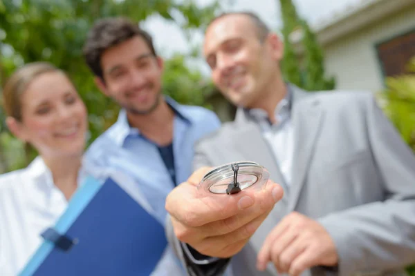 Visita di proprietà con agente — Foto Stock