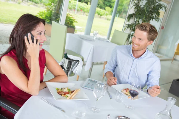 In un ristorante alla moda — Foto Stock