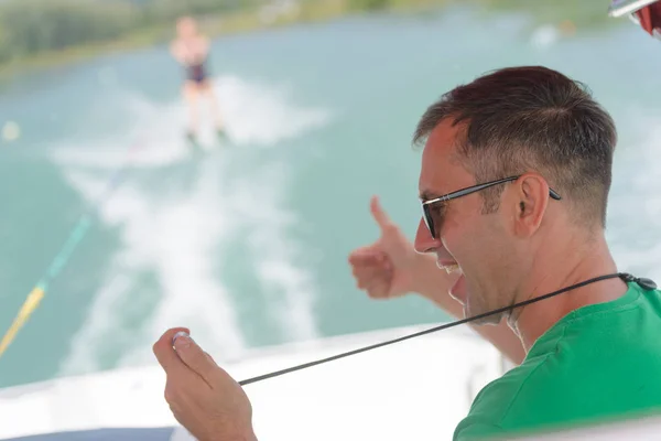 水上スキーのコーチと水 — ストック写真