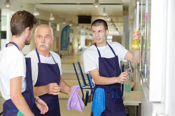 Equipe de limpeza masculina em discussão — Fotografia de Stock