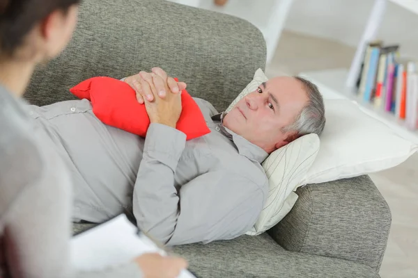 Hypnoterapi och senior man — Stockfoto