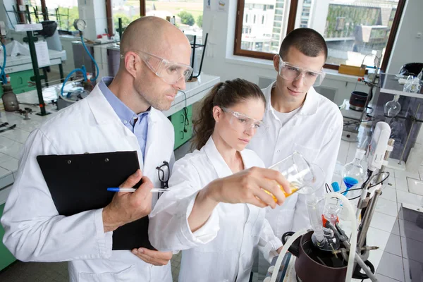 Estudiantes científicos alegres en el laboratorio — Foto de Stock