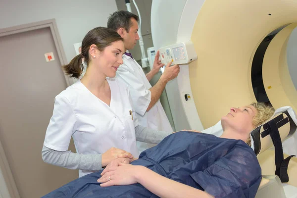 Ärztin bereitet Patientin auf Ct-Scan vor — Stockfoto