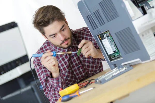 Soldering a pc board — Stock Photo, Image