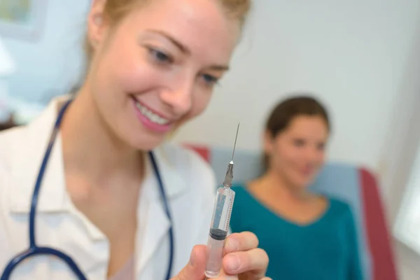 Médico segurando uma seringa — Fotografia de Stock