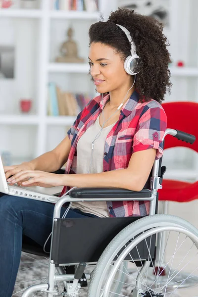 Gehandicapte vrouw met behulp van een laptopcomputer — Stockfoto