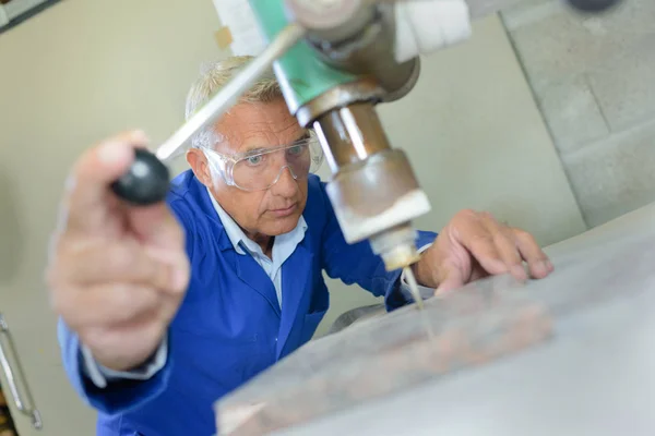 Mann in Werkstatt und Werkstatt — Stockfoto