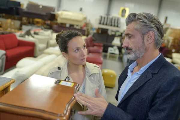 Casal na loja de móveis ou showroom calculando preço — Fotografia de Stock