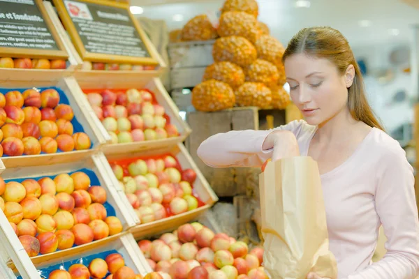 Girl in the fruit stall — Stock Photo, Image