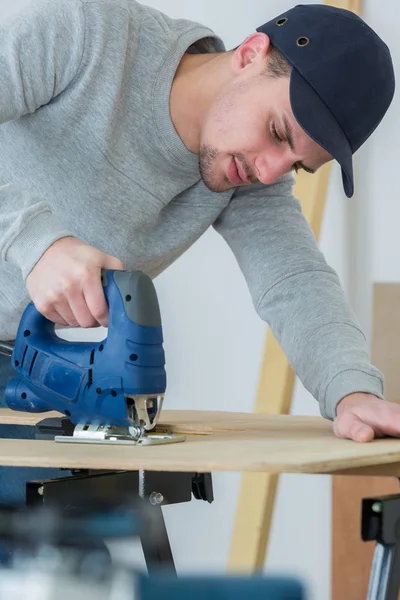 Man die hout snijdt met bandzaag — Stockfoto