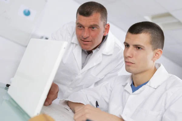 Engenheiros de laboratório e engenheiro — Fotografia de Stock